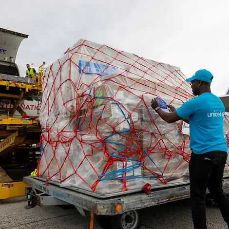 Humanitäre Hilfsgüter werden aus einem Flugszeug entladen | UNICEF/Visona Humanitäre Hilfe: Hilfsgüter werden aus einem Flugzeug entladen