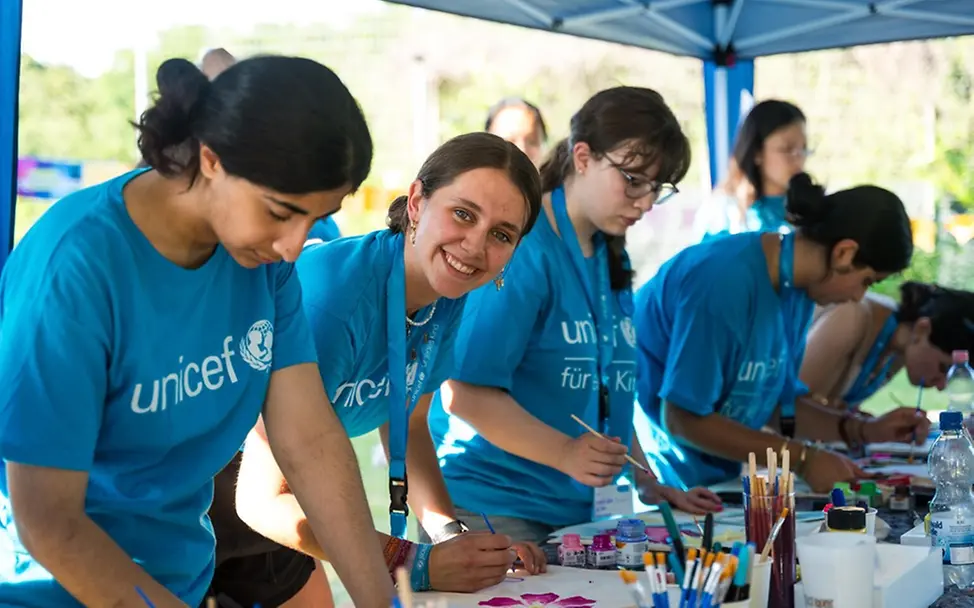 Ehrenamtliche von UNICEF engagieren sich für Kinder und Jugendliche. | © UNICEF/Sachse-Grimm Weltmädchentag 2026: Ehrenamtliche von UNICEF engagieren sich für Kinder und Jugendliche.