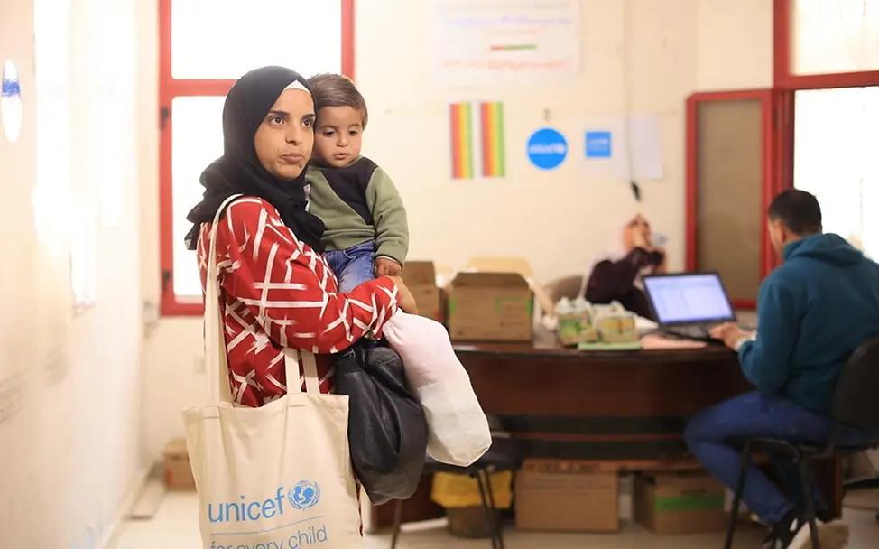 Gaza News: Najwa und ihr Sohn Omer erhalten Gläschen mit Babynahrung und therapeutische Spezialnahrung (RUTF).