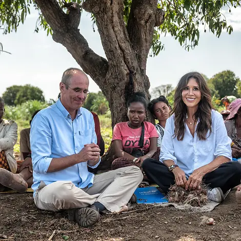 Christian Schneider und Tessa Page in Madagaskar | © UNICEF/UNI658511/Andrianantenaina Tessa Page und Christian Schneider