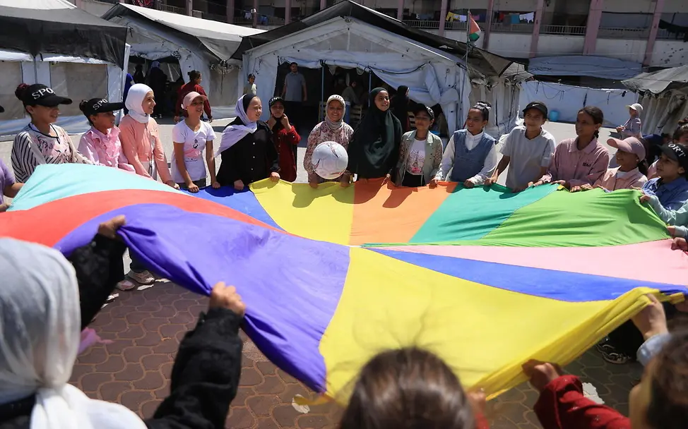 Kinder spielen bei einem Sommerprogramm. | © UNICEF/UN0912772/El Baba Gaza Kinder: Kinder spielen bei einem Sommerprogramm.