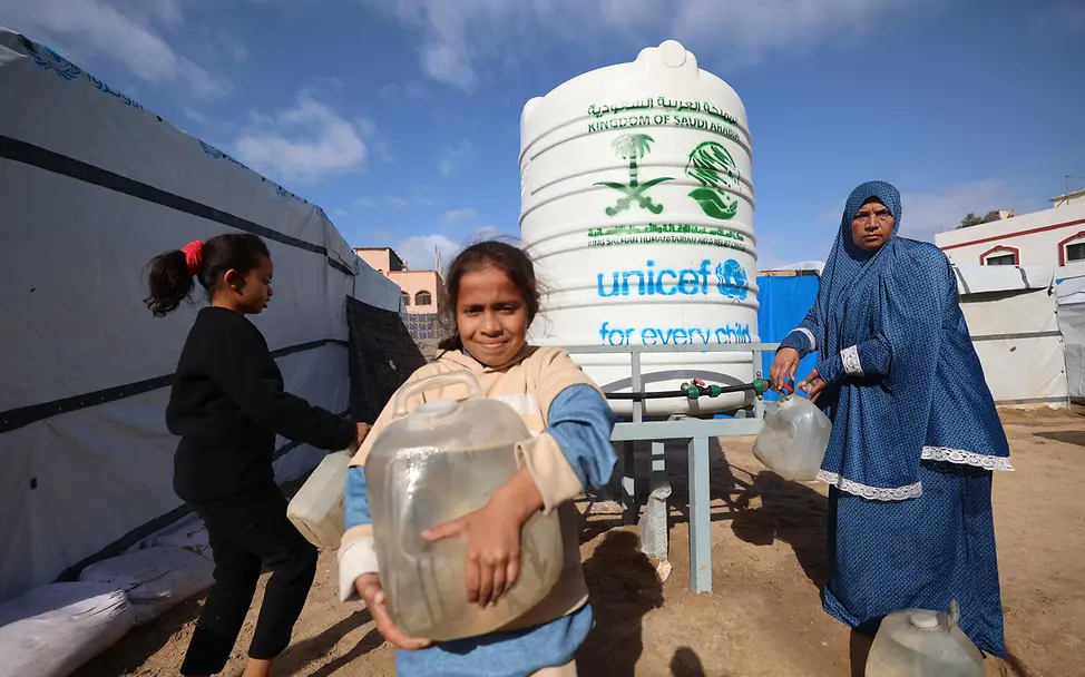 Wassertank in Flüchtlingscamp © UNICEF/UNI966212/Eleyan Gaza Kinder: Wassertank in Flüchtlingscamp