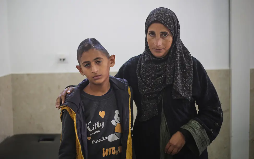 Nedal mit seiner Mutter | © UNICEF/UNI959783/Ba Gaza Kinder: Verletzter Junge mit seiner Mutter