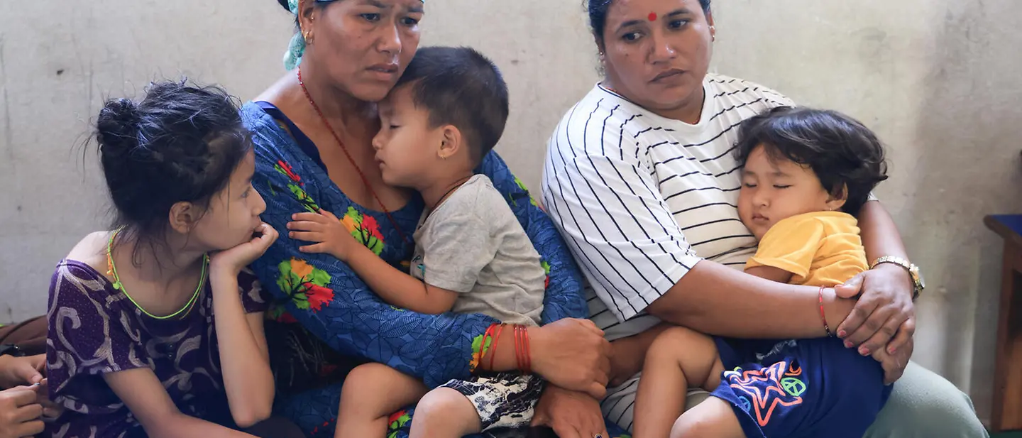Frauen mit Kindern auf dem Arm