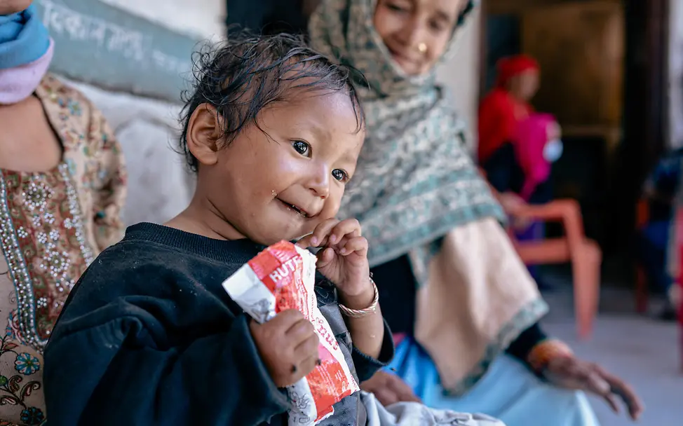 Mangelernährung in Nepal | © UNICEF/UN0884234/Upadhayay Ein Kind in Nepal mit therapeutischer Zusatznahrung