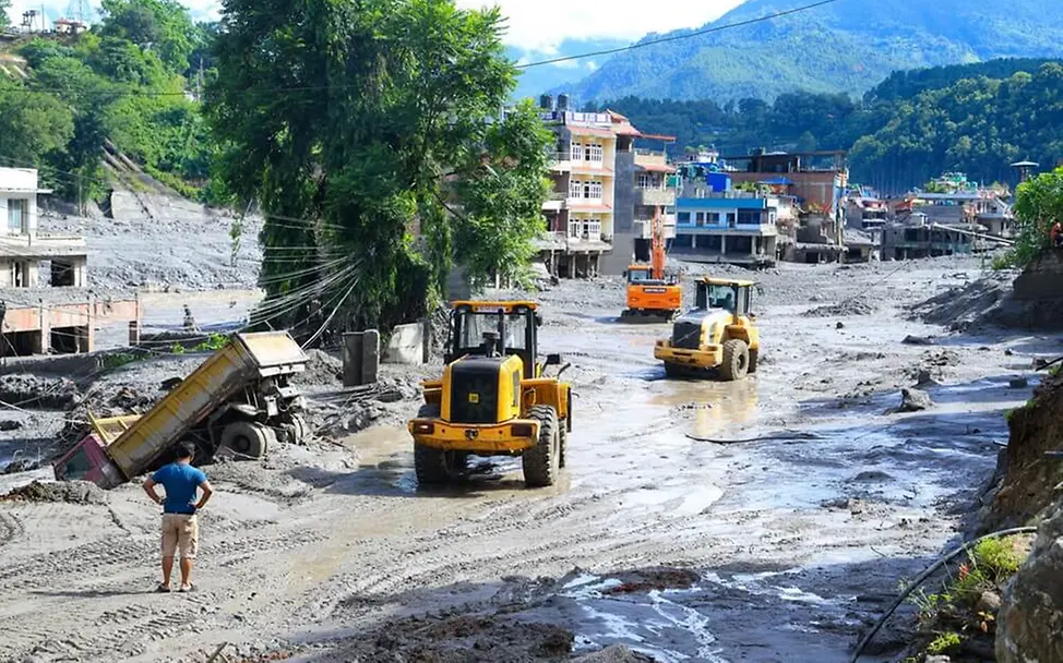 Sturzflut Nepal: Bagger fahren durch das Katastrophengebiet