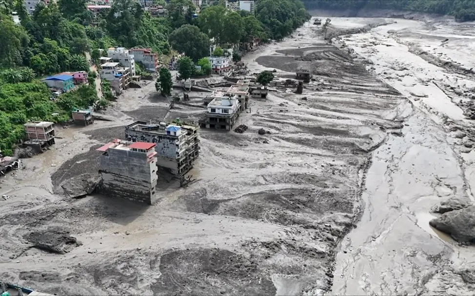 Nepal Sturzflut: Wasser und Schlamm haben Häuser überzogen