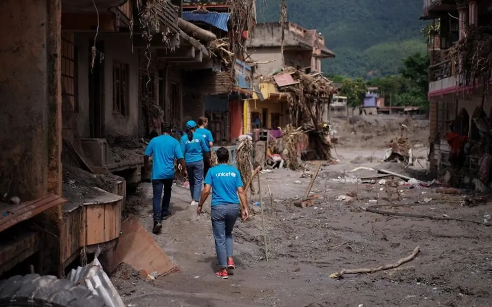 Sturzflut in Nepal: UNICEF-Mitarbeitende laufen durch das Katastrophengebiet