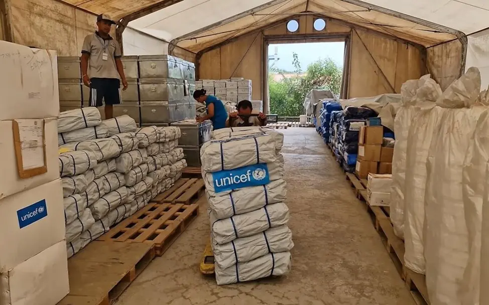 Sturzflut in Nepal: Ein Warenlager mit Hilfsgütern von UNICEF