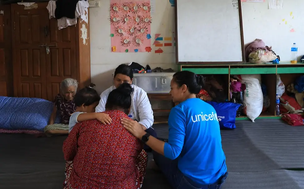 Sturzflut in Nepal: UNICEF-Helfer*innen und geschulte Betreuer*innen leisten psychosoziale Hilfe 