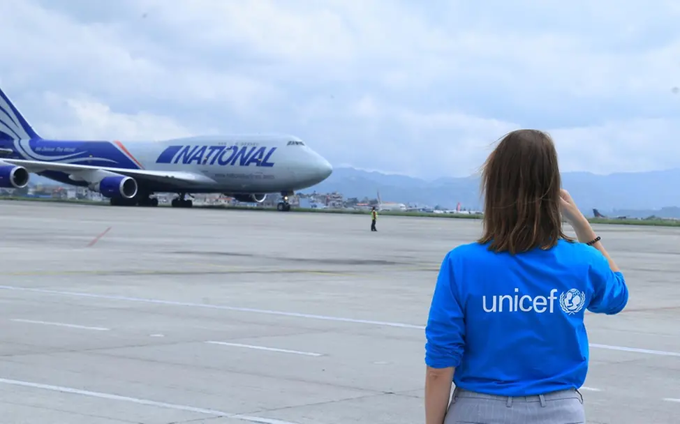 Sturzflut in Nepal: Ein Flugzeug mit Hilfsgütern von UNICEF kommt am Flughafen in Kathmandu an