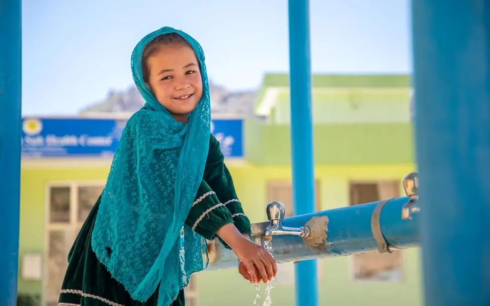Ein Mädchen wäscht sich die Hände. | © UNICEF/Meerzad Wasser UN0885267