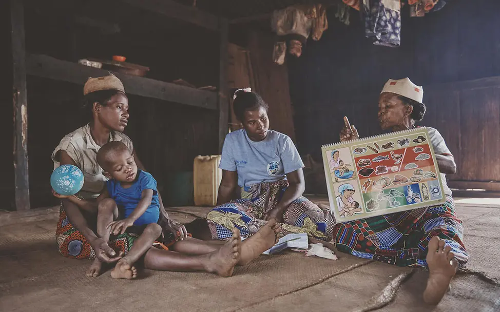 UNICEF unterstützt Familien mit Tipps und Aufklärung gegen Mangelernährung. | © UNICEF/ Andriantsoarana Was ist Hunger einfach erklärt: Eine Gemeindehelferin gibt zwei Müttern Ernährungstipps.