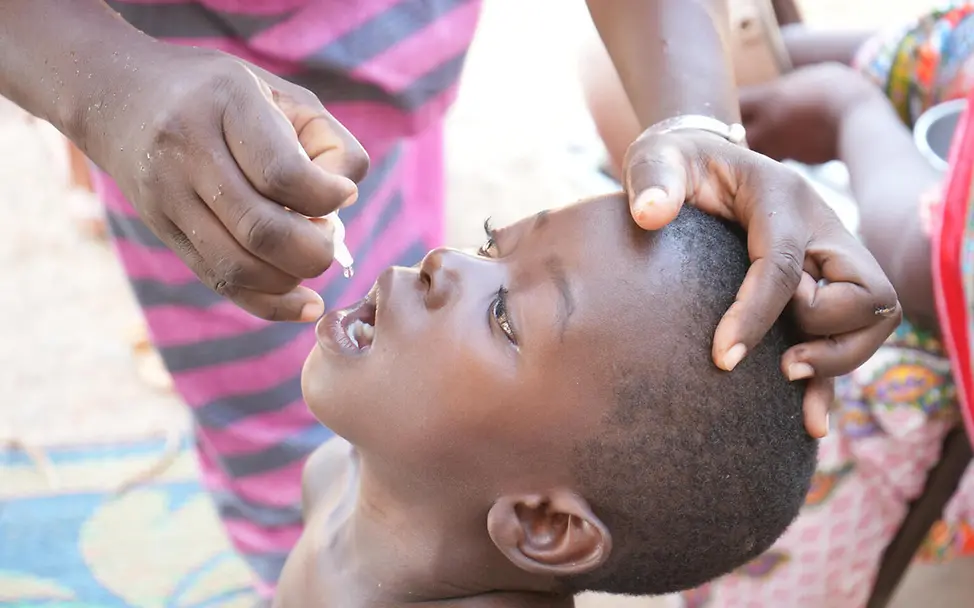 UNICEF versorgt weltweit Kinder mit Impfstoffen gegen gefährliche Krankheiten. | © UNICEF/Borra Was ist Hunger einfach erklärt: Ein Kind bekommt eine Schluckimpfung.