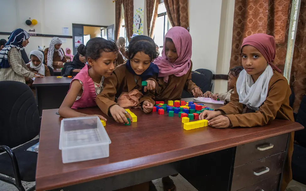 Hunger im Jemen: Kinder spielen mit Bauklötzen an einem Tisch.