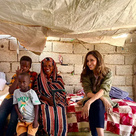 Tessa Page im Sudan | © Carla Magnanimo Tessa Page mit Familie auf einem Bett