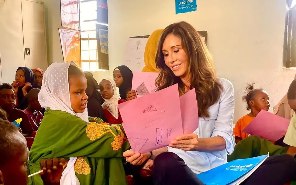 Tessa Page mit Kindern im Sudan | © Carla Magnanimo Tessa Page interagiert mit Mädchen in Sudan
