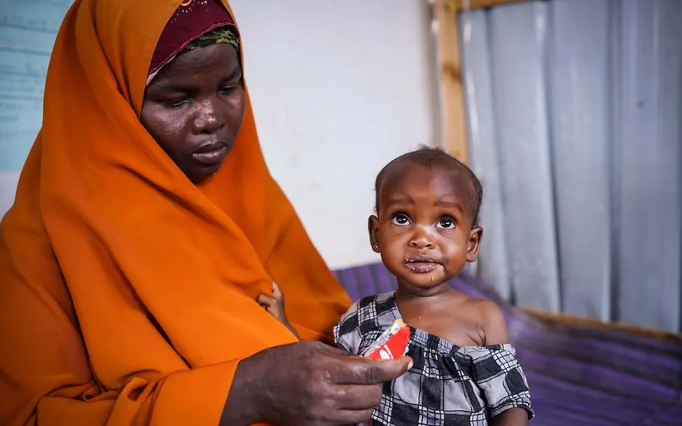 In Somalia benötigen Hunderttausende mangelernährte Kinder dringend Hilfe | UNICEF/Yasin Drohende Hungersnot in Somalia: Fadumo (2) isst Erdnusspaste