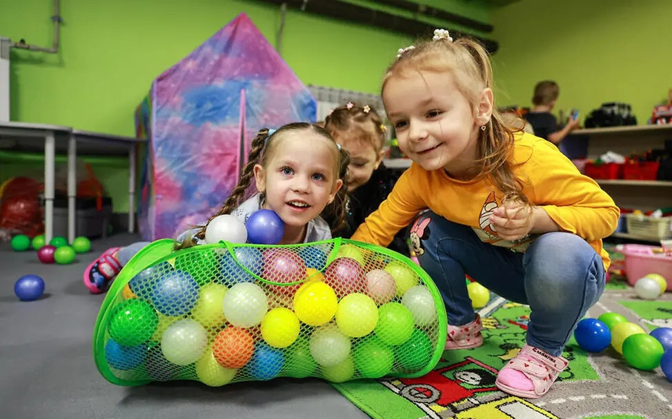 Ukraine: Kinder spielen mit bunten Bällen. | © UNICEF/Klochko Ukraine: Kinder spielen mit bunten Bällen.