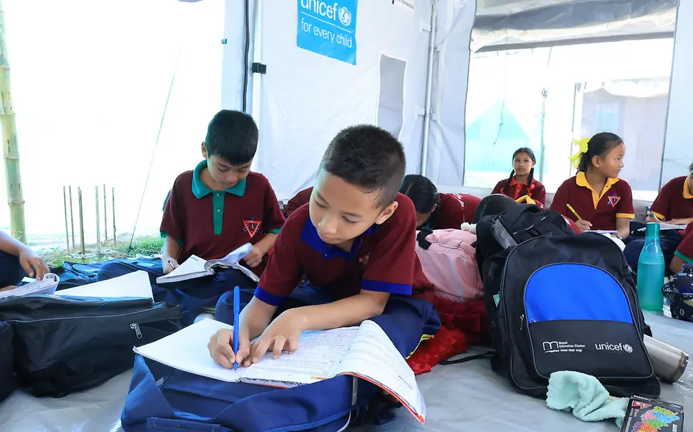 Nepal spenden Sturzflut: Kinder lernen in einer von UNICEF errichteten provisorischen Zeltschule. 