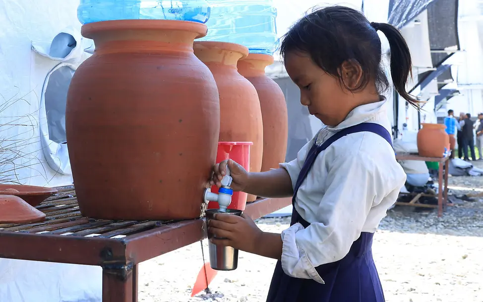 Nepa spenden Sturzflut: Ein Mädchen zapft sich Wasser an einer von UNICEF bereitgestellten Wasserstation. 