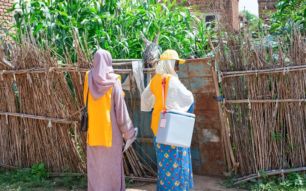 Im Einsatz gegen Polio gehen Gesundheitshelferinnen im Sudan von Haus zu Haus | © UNICEF/Khalil Was ist Polio: Gesundheitshelferinnen im Sudan im Einsatz