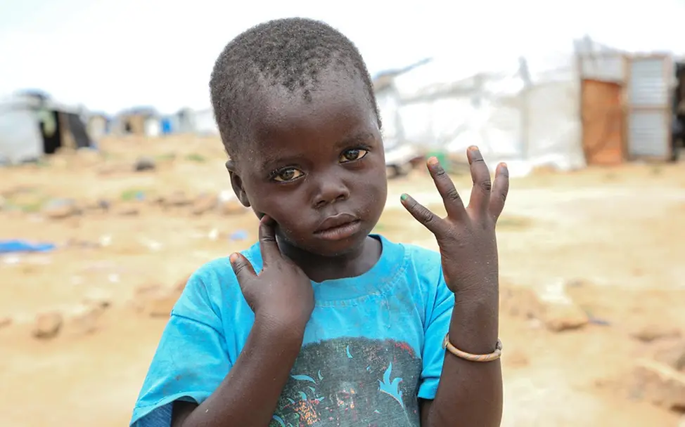 Nur wenn möglichst viele Kinder gegen Polio geimpft sind, lässt sich die Krankheit langfristig ausrotten. | © UNICEF/Keïta Was ist Polio: Ein Junge hält seinen farbig markierten Finger in die Kamera.