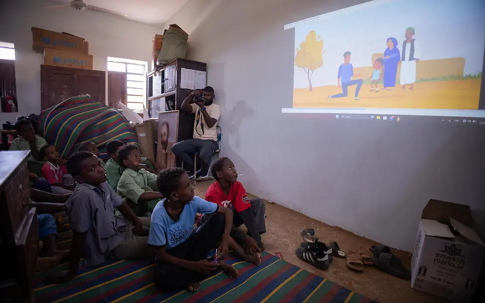 Aufklärung über Blindgänger | © UNICEF/UN0931574/Elfatih Kinder schauen einen Aufklärungsfilm im Sudan