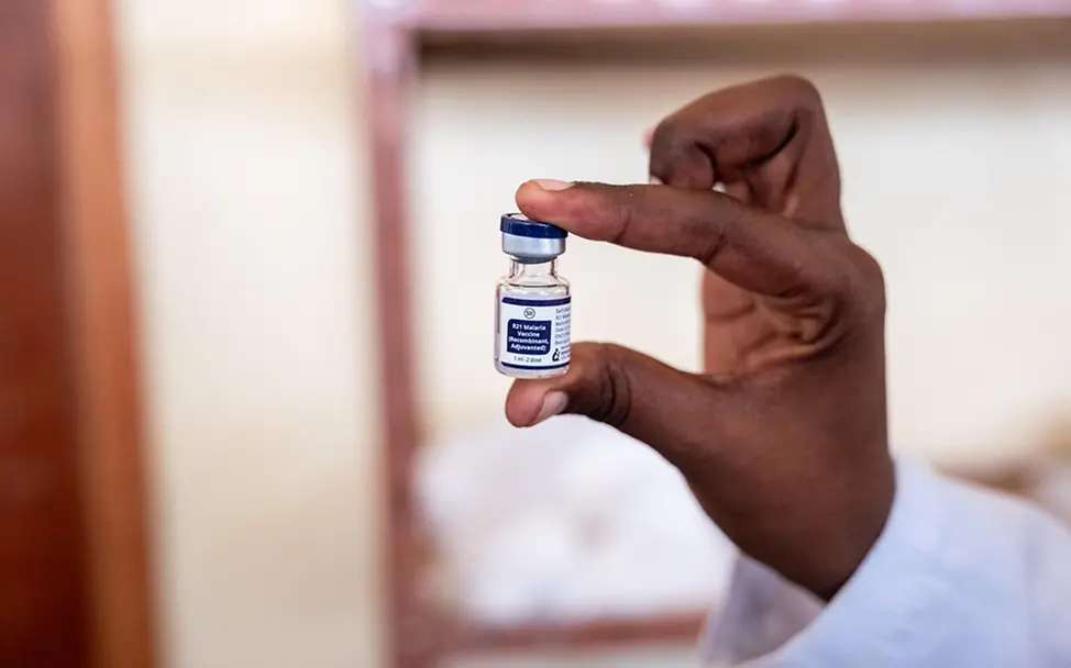 Malaria-Impfstoff: Ein Mitarbeiter aus dem Gesundheitswesen hält eine Flasche Impfstoff hoch