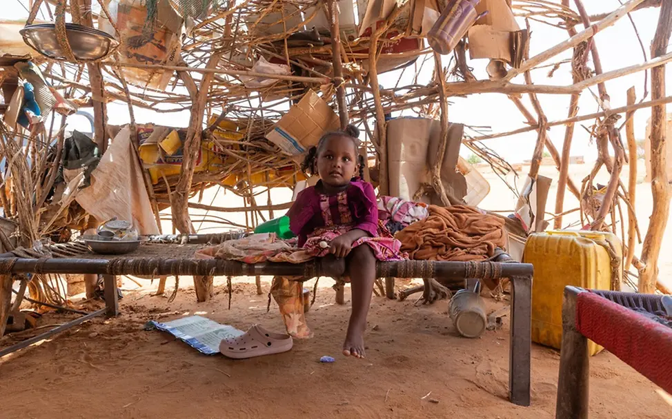 Immer wieder werden Kinder getötet oder verletzt. Aisha (5) verlor ihr Bein durch eine Explosion. | © UNICEF/Elfatih Immer wieder werden Kinder im Sudan durch Angriffe getötet oder verletzt.