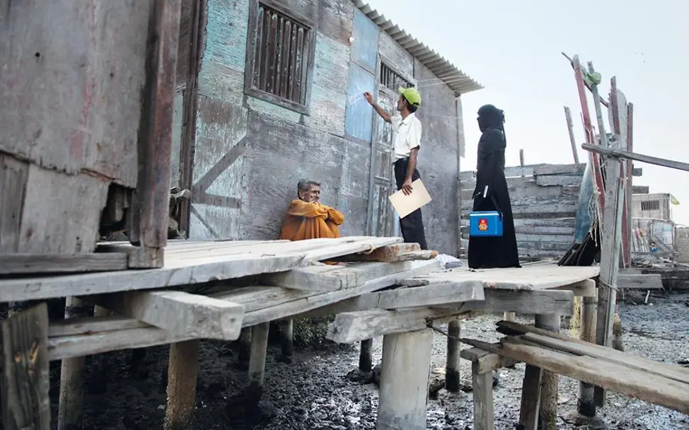 UNICEF-Kühlboxen für Impstoffe | © UNICEF/Zaidi Gesundheitshelfer mit UNICEF-Kühlboxen für Impstoffe