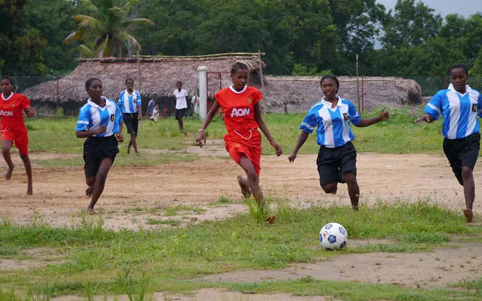 Junge Mütter spielen neben der Schule Fußball. © UNICEF DT/2014/Hövener Junge Mütter spielen neben der Schule Fußball. © UNICEF DT/2014/Hövener