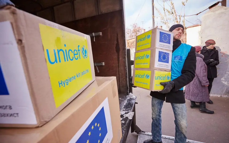 Ost-Ukraine-Krise: UNICEF schickt Hilfsgüter für binnengeflüchtete Ukrainer*innen. Ukraine-Krise: UNICEF-Hilfslieferungen erreichen die Menschen