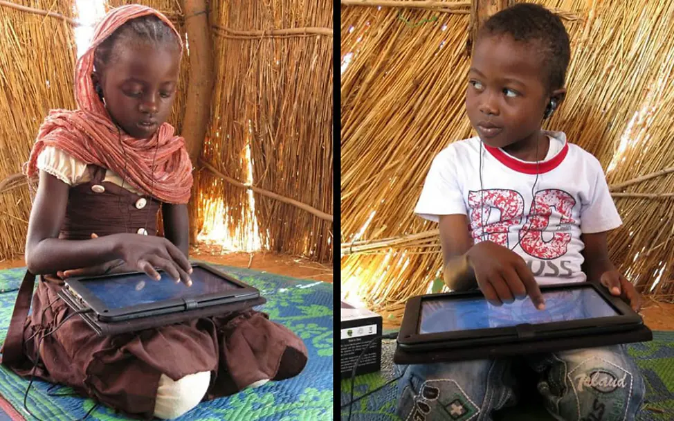 Kinder mit Tablet-PCs in Sudan | © UNICEF Sudan UNICEF Innovationen: Tablet-PCs mit Lernprogrammen