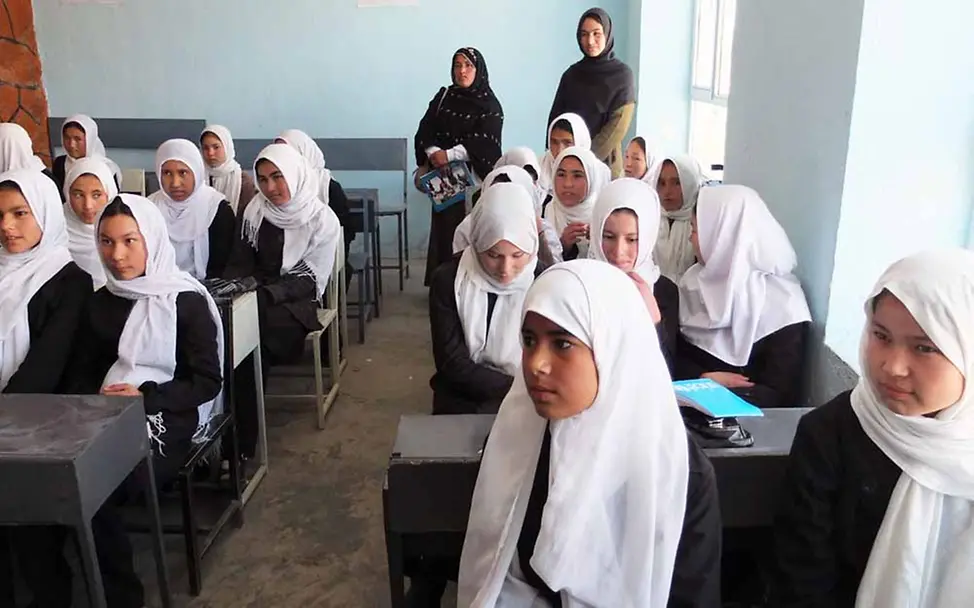 In einer Let Us Learn-Schule in Afghanistan | © UNICEF/Findel Bildung: Eine Mädchenschulklasse in Afghanistan.