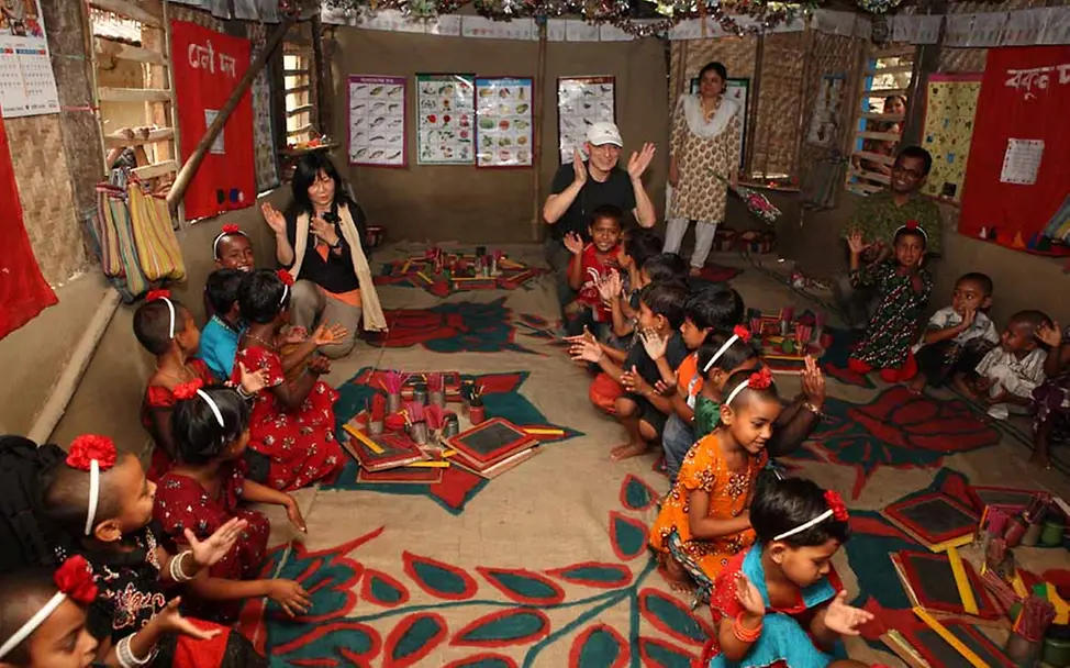 Bildung für die ärmsten Kinder in Bangladesch. | © UNICEF/Kiron Bangladesch Let us learn: Das Ehepaar Findel besucht ein Vorschulklasse.