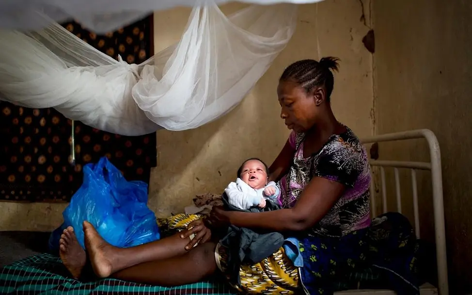 Moskitonetze retten Leben | © UNICEF/Julia Zimmermann Sierra Leone: Mutter mit Baby in Gesundheitsstation unter Moskitonetz