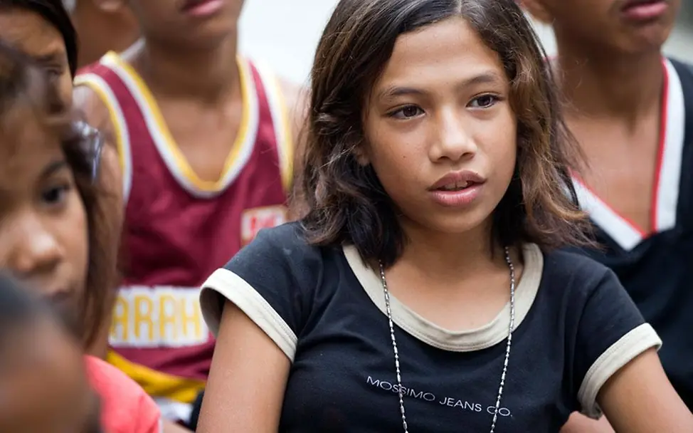 Leben auf der Straße in Manila | © UNICEF/Sharron Lovell Manila, Philippinen: 13jähriges Mädchen lebt auf der Straße