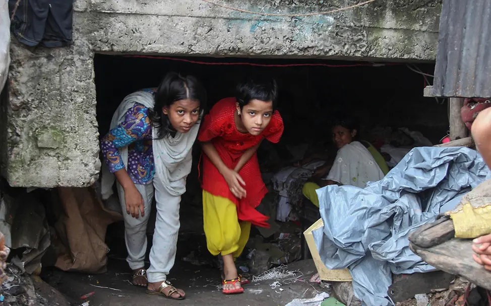 Sharmina (links) zeigt den Verschlag, in dem sie früher gelebt hat | © Silke Fock-Kutsch Mädchen Straßenkinder