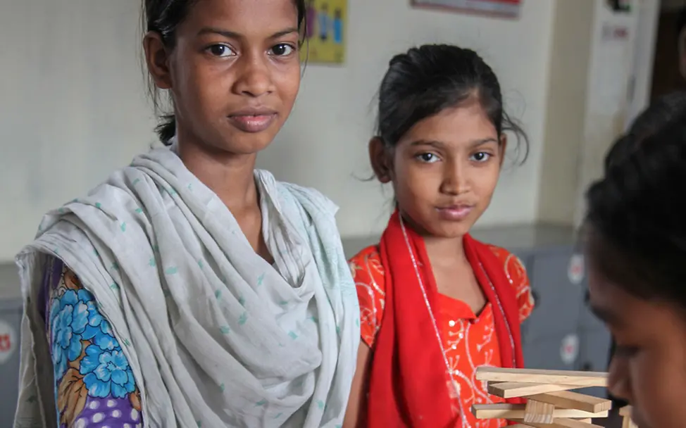 Zwei junge Mädchen in einem Kinderzentrum von UNICEF | © Silke Fock-Kutsch Spielen im Kinderzentrum