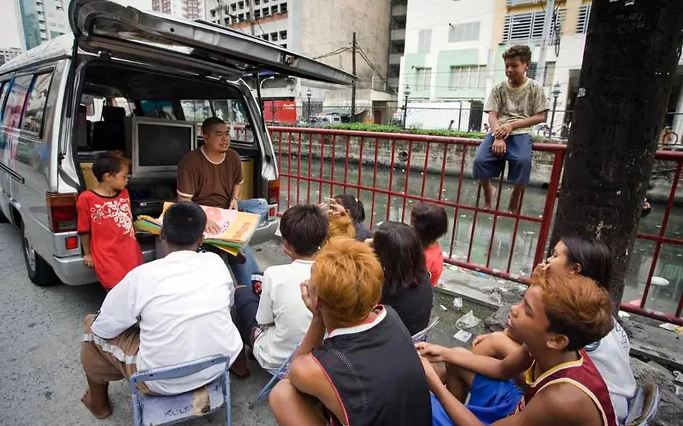 Schule direkt auf der Straße Manila, Philippinen: Unterricht für Straßenkinder vom Kleinbus aus