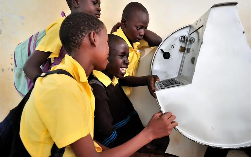 Uganda: Kinder mit Solarcomputer | © UNICEF/UGDA2011-00103/Tylle UNICEF in Uganda: Kinder spielen mit Solarcomputer