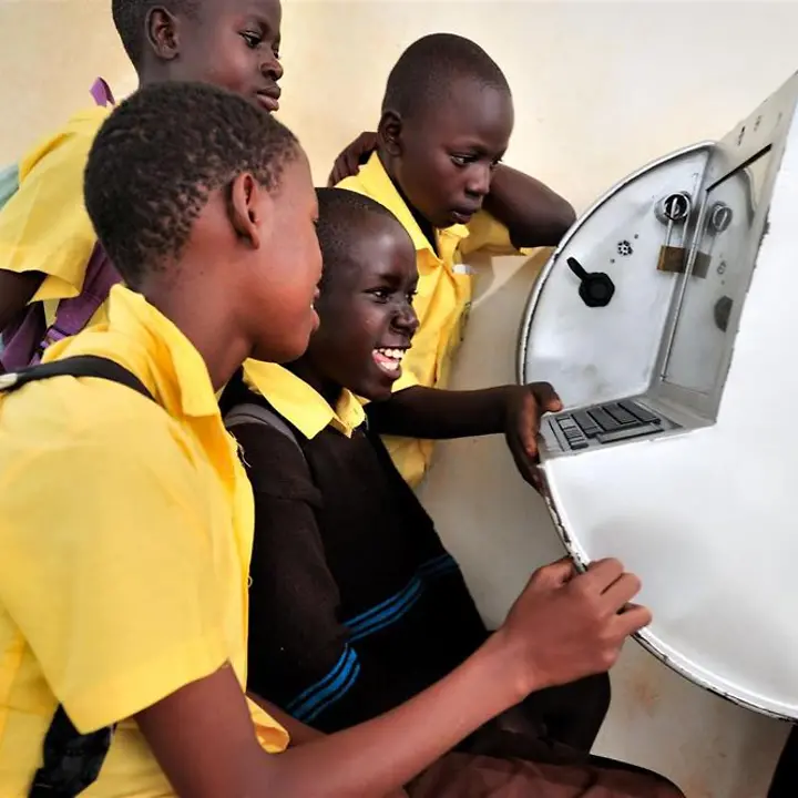 Uganda: Kinder mit Solarcomputer | © UNICEF/UGDA2011-00103/Tylle UNICEF in Uganda: Kinder spielen mit Solarcomputer